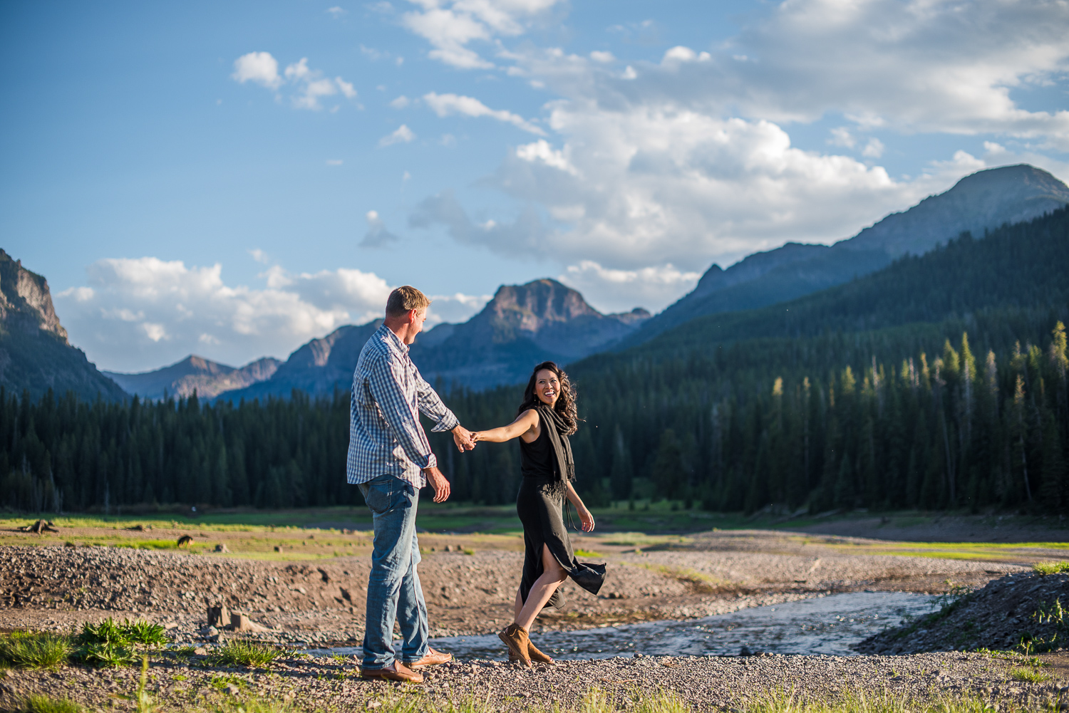 bozeman engagement photography hyalite couple holding hands